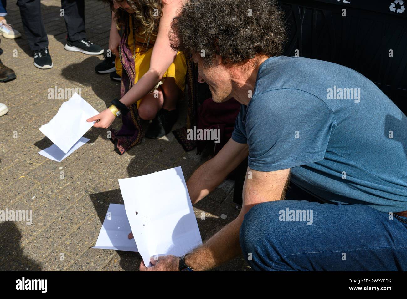 New York, USA. April 2024. Die Leute benutzen perforierte Papiere, um eine Sonnenfinsternis von der Aussichtsplattform des Empire State Building aus zu beobachten. Credit: Alamy Live News/Enrique Shore Credit: Enrique Shore/Alamy Live News Stockfoto