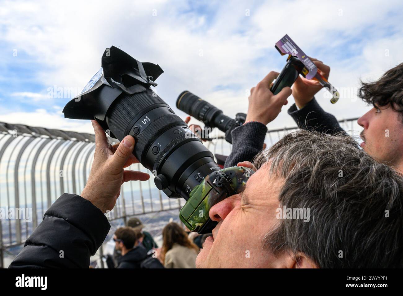 New York, USA. April 2024. Die Menschen beobachten eine Sonnenfinsternis von der Aussichtsplattform im 86. Stock des Empire State Building. Credit: Alamy Live News/Enrique Shore Credit: Enrique Shore/Alamy Live News Stockfoto