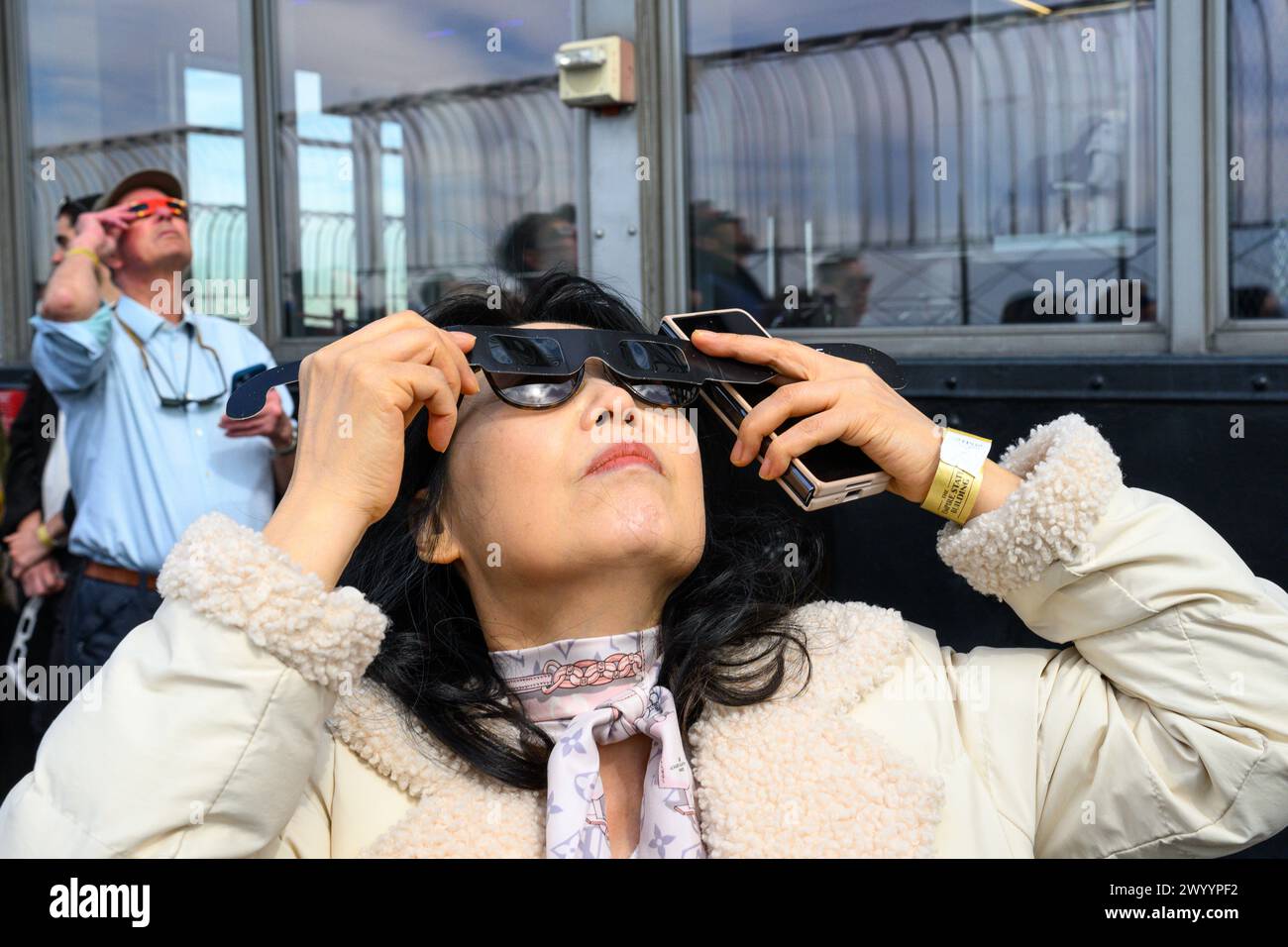 New York, USA. April 2024. Die Menschen beobachten eine Sonnenfinsternis von der Aussichtsplattform im 86. Stock des Empire State Building. Credit: Alamy Live News/Enrique Shore Credit: Enrique Shore/Alamy Live News Stockfoto