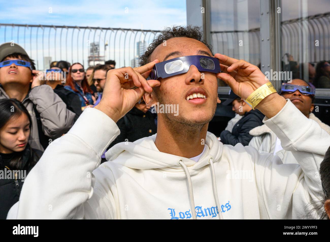 New York, USA. April 2024. Die Menschen beobachten eine Sonnenfinsternis von der Aussichtsplattform im 86. Stock des Empire State Building. Credit: Alamy Live News/Enrique Shore Credit: Enrique Shore/Alamy Live News Stockfoto