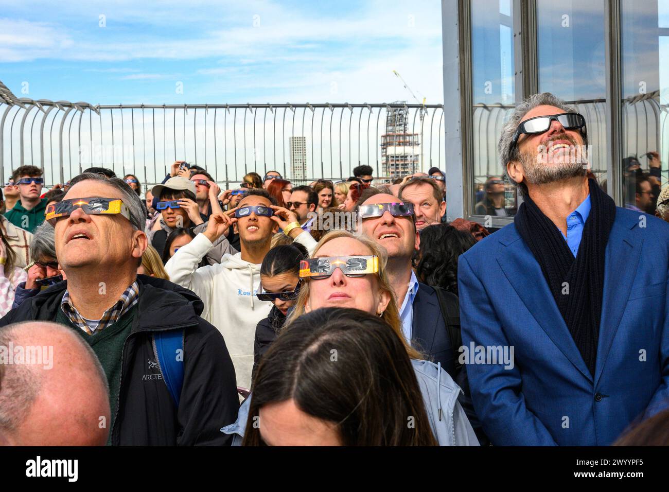 New York, USA. April 2024. Die Menschen beobachten eine Sonnenfinsternis von der Aussichtsplattform im 86. Stock des Empire State Building. Credit: Alamy Live News/Enrique Shore Credit: Enrique Shore/Alamy Live News Stockfoto