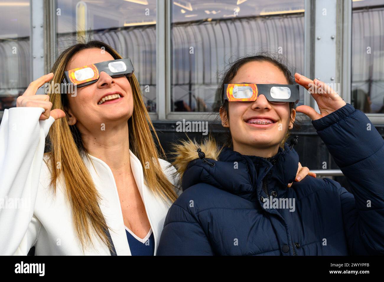 New York, USA. April 2024. Die Menschen beobachten eine Sonnenfinsternis von der Aussichtsplattform im 86. Stock des Empire State Building. Credit: Alamy Live News/Enrique Shore Credit: Enrique Shore/Alamy Live News Stockfoto