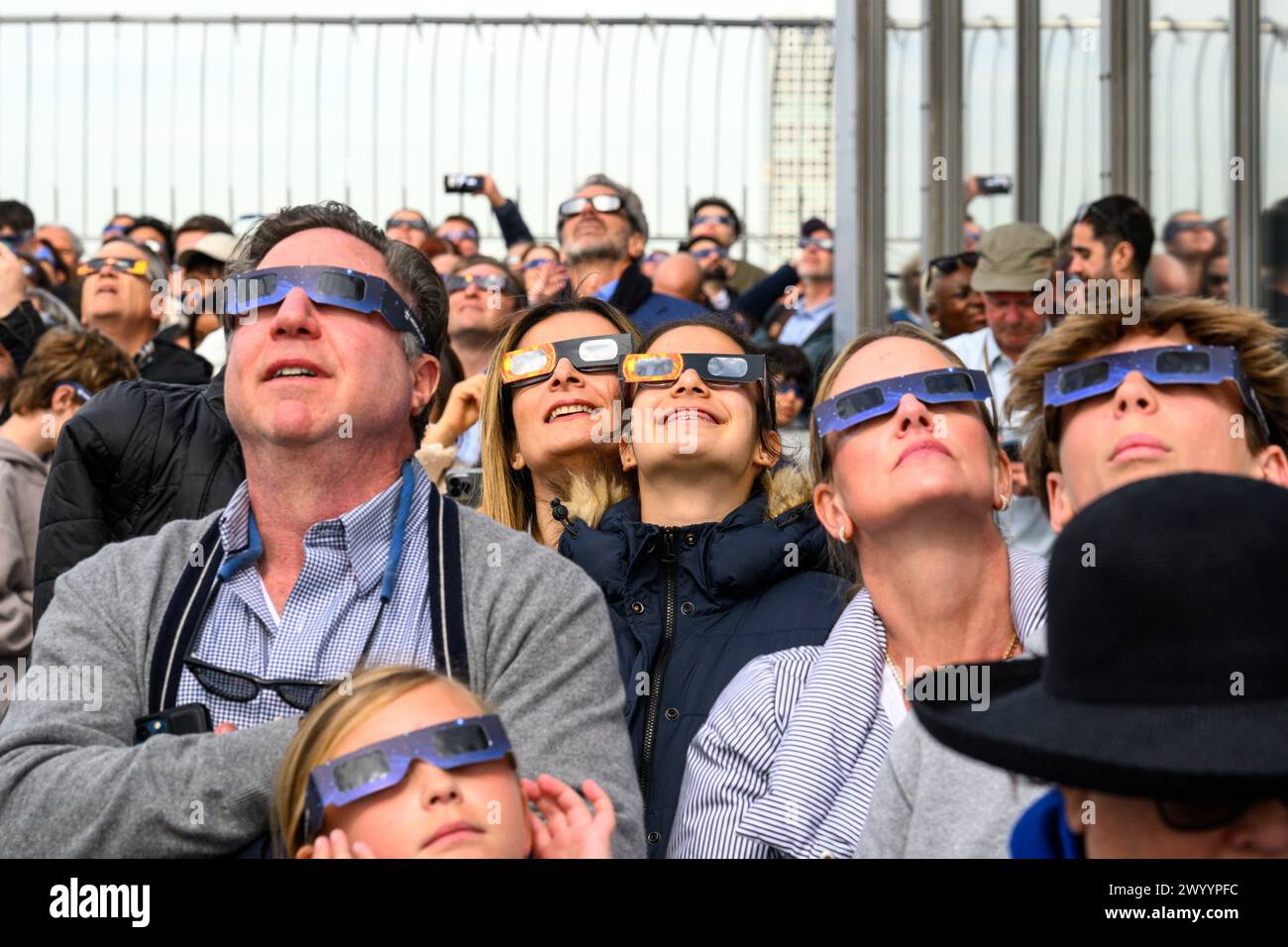 New York, USA. April 2024. Die Menschen beobachten eine Sonnenfinsternis von der Aussichtsplattform im 86. Stock des Empire State Building. Credit: Alamy Live News/Enrique Shore Credit: Enrique Shore/Alamy Live News Stockfoto