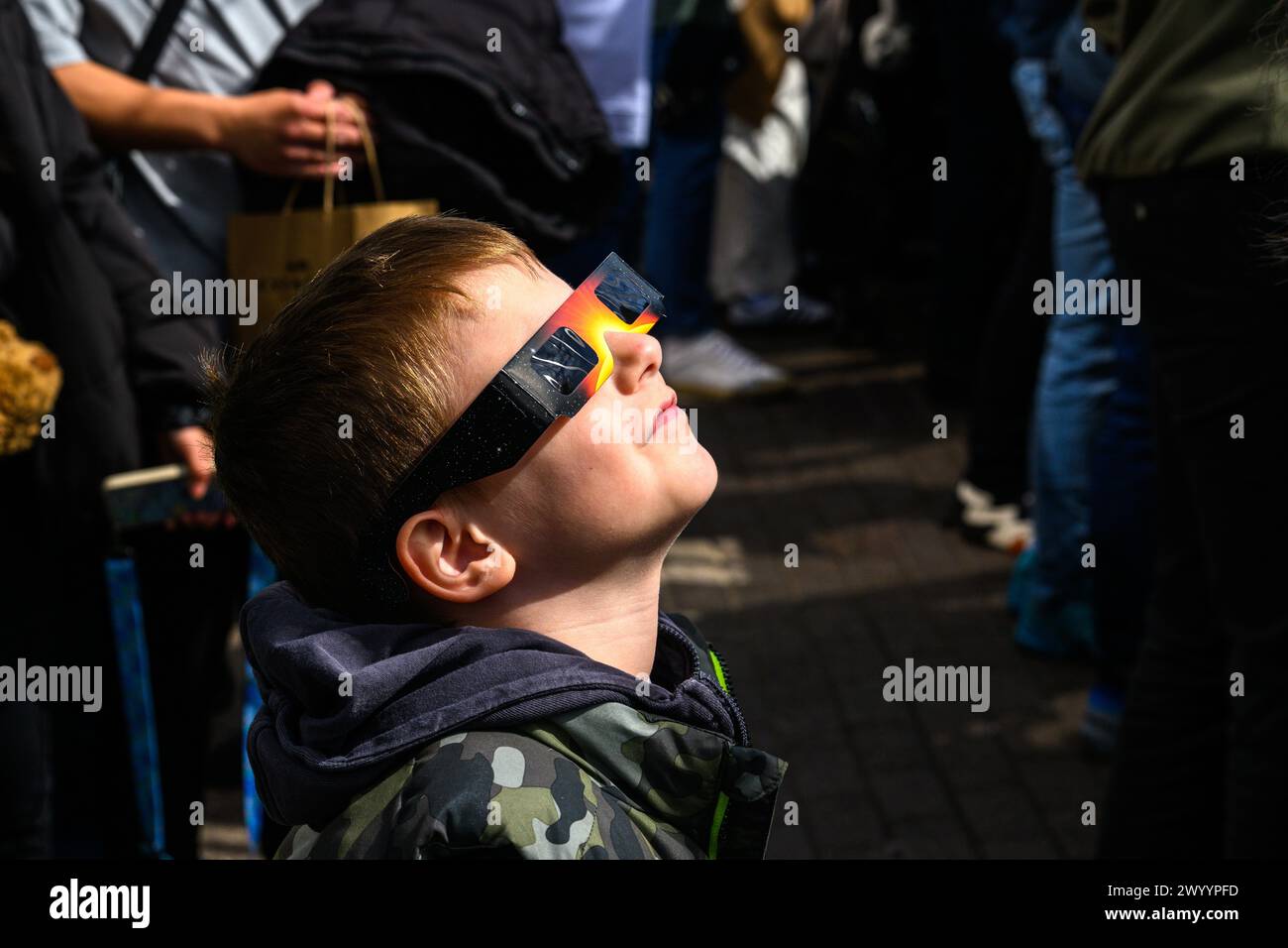 New York, USA. April 2024. Die Menschen beobachten eine Sonnenfinsternis von der Aussichtsplattform im 86. Stock des Empire State Building. Credit: Alamy Live News/Enrique Shore Credit: Enrique Shore/Alamy Live News Stockfoto