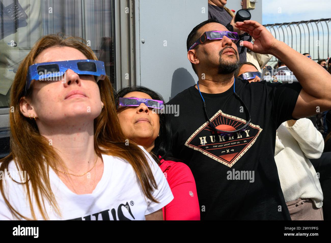New York, USA. April 2024. Die Menschen beobachten eine Sonnenfinsternis von der Aussichtsplattform im 86. Stock des Empire State Building. Credit: Alamy Live News/Enrique Shore Credit: Enrique Shore/Alamy Live News Stockfoto