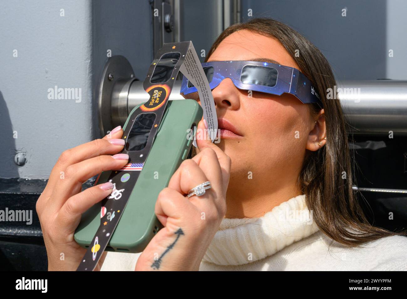 New York, USA. April 2024. Die Menschen beobachten eine Sonnenfinsternis von der Aussichtsplattform im 86. Stock des Empire State Building. Credit: Alamy Live News/Enrique Shore Credit: Enrique Shore/Alamy Live News Stockfoto
