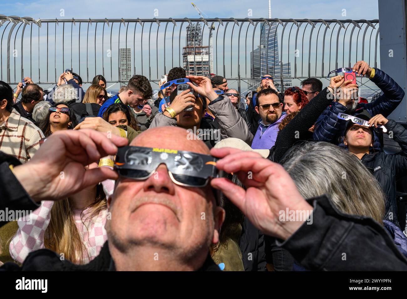 New York, USA. April 2024. Die Menschen beobachten eine Sonnenfinsternis von der Aussichtsplattform im 86. Stock des Empire State Building. Credit: Alamy Live News/Enrique Shore Credit: Enrique Shore/Alamy Live News Stockfoto