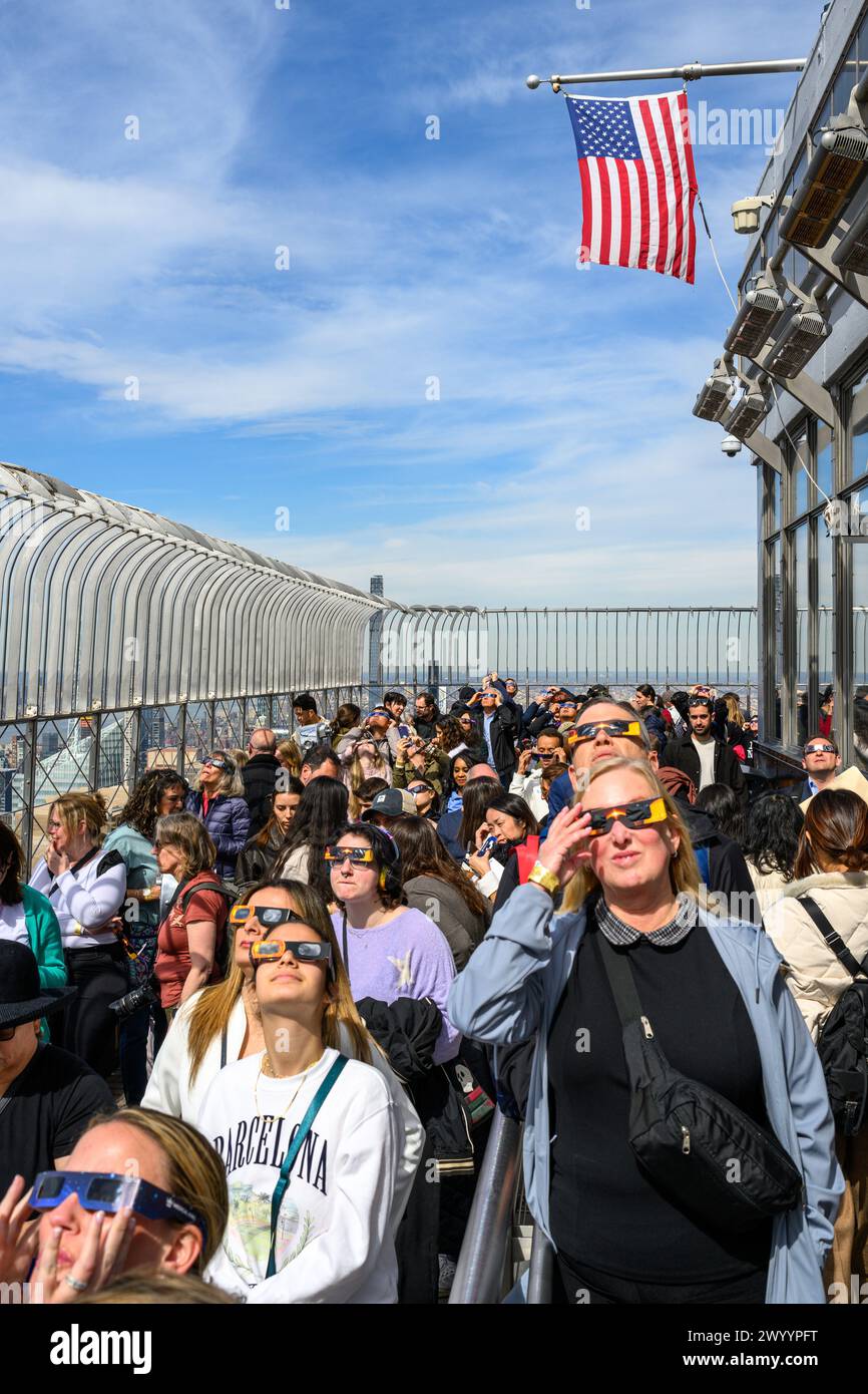 New York, USA. April 2024. Die Menschen beobachten eine Sonnenfinsternis von der Aussichtsplattform im 86. Stock des Empire State Building. Credit: Alamy Live News/Enrique Shore Credit: Enrique Shore/Alamy Live News Stockfoto