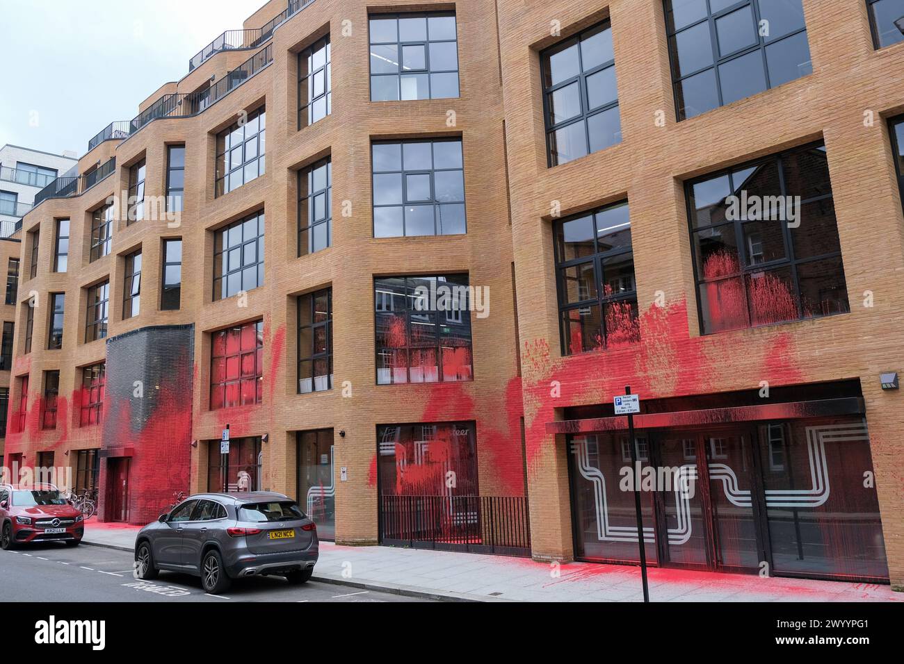 London, UK, 8. April 2024. Aktivisten von Youth Demand sagen, dass die Regierung und die Opposition mitschuldig sind, palästinensische Todesopfer zu verursachen, und fordern ein israelisches Waffenembargo, da Demonstranten das Hauptquartier der Labour Party mit roter Farbe angreifen. Die Klimaschutzgruppe und die pro-palästinensische Gruppe fordern außerdem, dass neue Projekte für fossile Brennstoffe im Vereinigten Königreich eingestellt werden und keine neuen Lizenzen erteilt werden. Quelle: Eleventh Photography/Alamy Live News Stockfoto