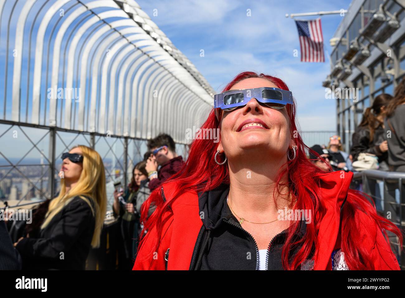 New York, USA. April 2024. Die Menschen beobachten eine Sonnenfinsternis von der Aussichtsplattform im 86. Stock des Empire State Building. Credit: Alamy Live News/Enrique Shore Credit: Enrique Shore/Alamy Live News Stockfoto
