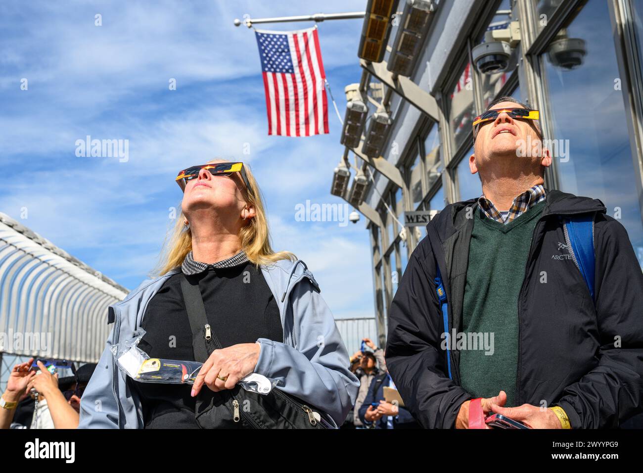 New York, USA. April 2024. Die Menschen beobachten eine Sonnenfinsternis von der Aussichtsplattform im 86. Stock des Empire State Building. Credit: Alamy Live News/Enrique Shore Credit: Enrique Shore/Alamy Live News Stockfoto