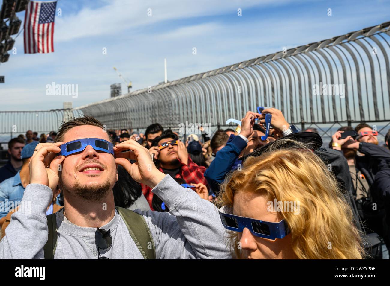 New York, USA. April 2024. Die Menschen beobachten eine Sonnenfinsternis von der Aussichtsplattform im 86. Stock des Empire State Building. Credit: Alamy Live News/Enrique Shore Credit: Enrique Shore/Alamy Live News Stockfoto