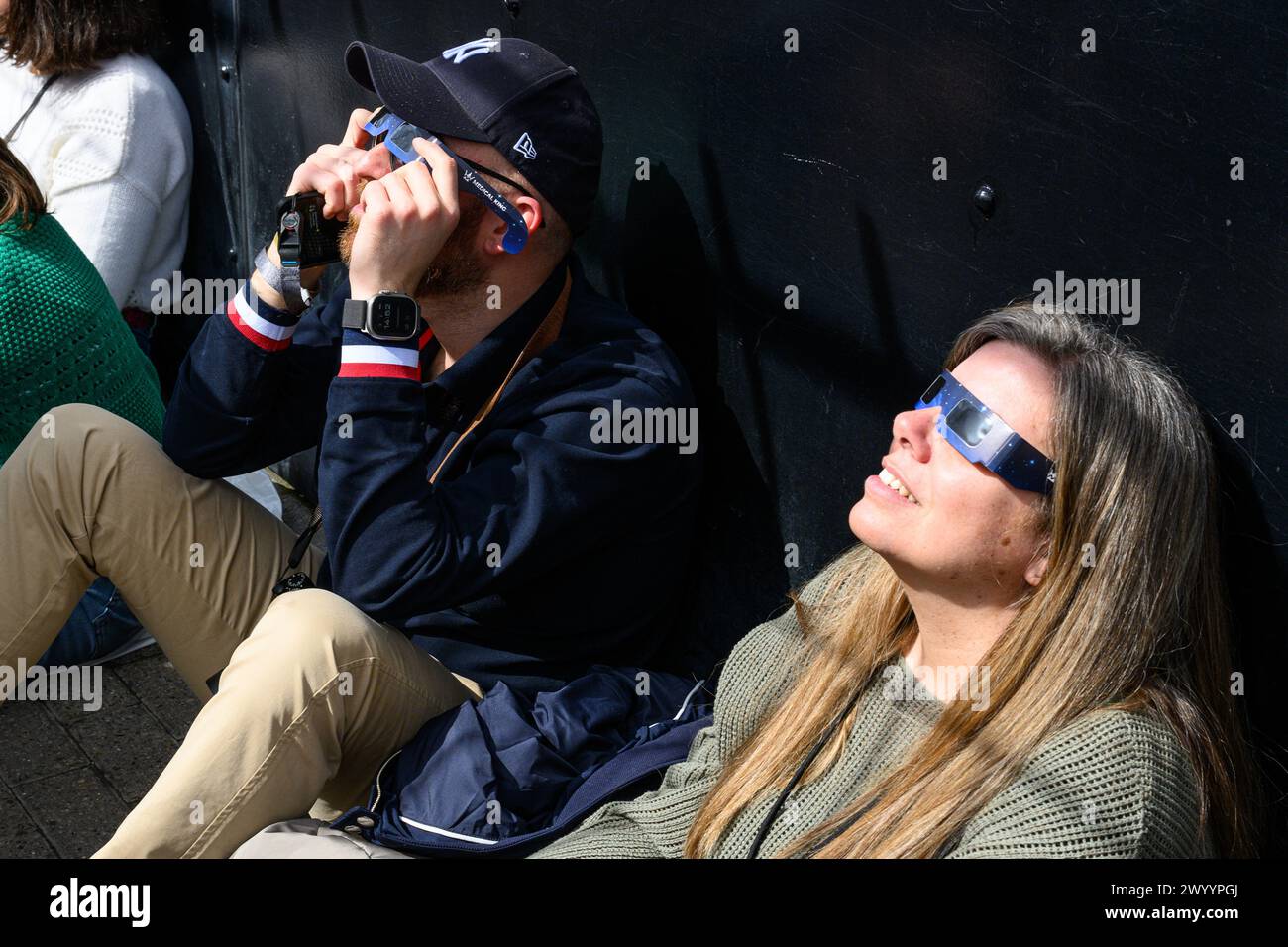 New York, USA. April 2024. Die Menschen beobachten eine Sonnenfinsternis von der Aussichtsplattform im 86. Stock des Empire State Building. Credit: Alamy Live News/Enrique Shore Credit: Enrique Shore/Alamy Live News Stockfoto