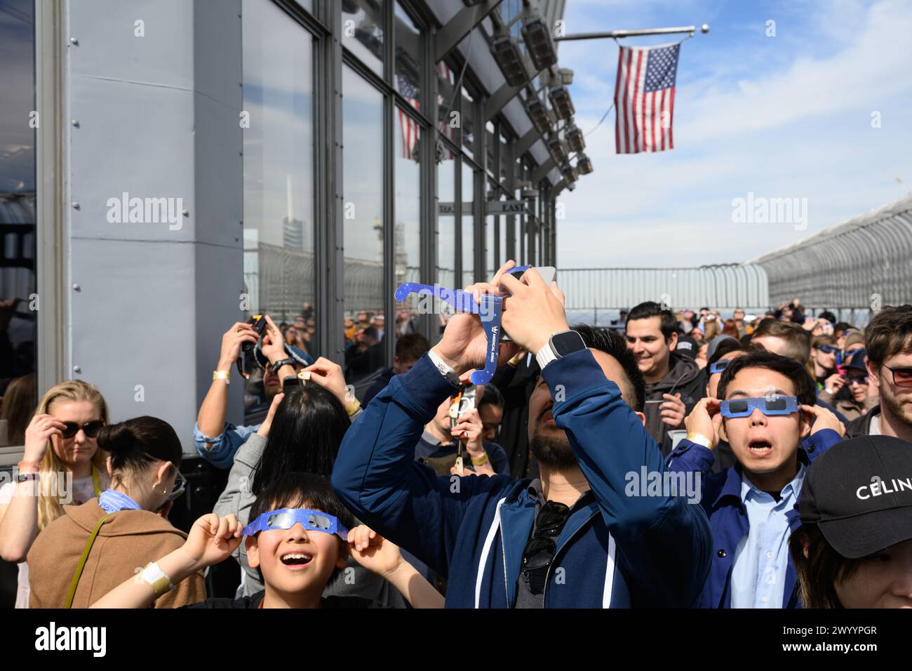 New York, USA. April 2024. Die Menschen beobachten eine Sonnenfinsternis von der Aussichtsplattform im 86. Stock des Empire State Building. Credit: Alamy Live News/Enrique Shore Credit: Enrique Shore/Alamy Live News Stockfoto