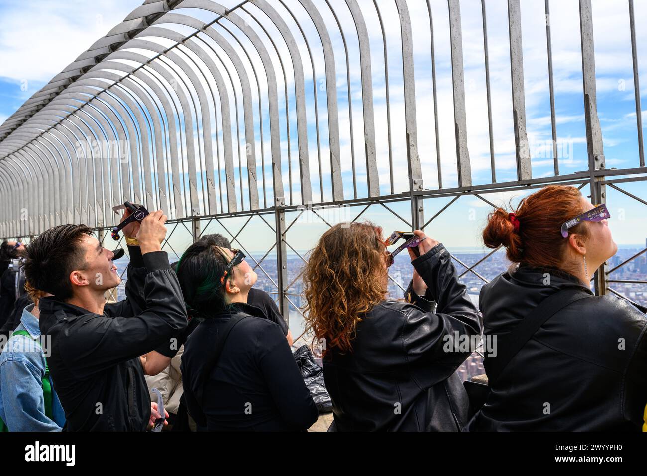 New York, USA. April 2024. Die Menschen beobachten eine Sonnenfinsternis von der Aussichtsplattform im 86. Stock des Empire State Building. Credit: Alamy Live News/Enrique Shore Credit: Enrique Shore/Alamy Live News Stockfoto