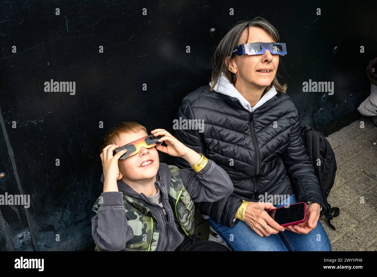 New York, USA. April 2024. Die Menschen beobachten eine Sonnenfinsternis von der Aussichtsplattform im 86. Stock des Empire State Building. Credit: Alamy Live News/Enrique Shore Credit: Enrique Shore/Alamy Live News Stockfoto