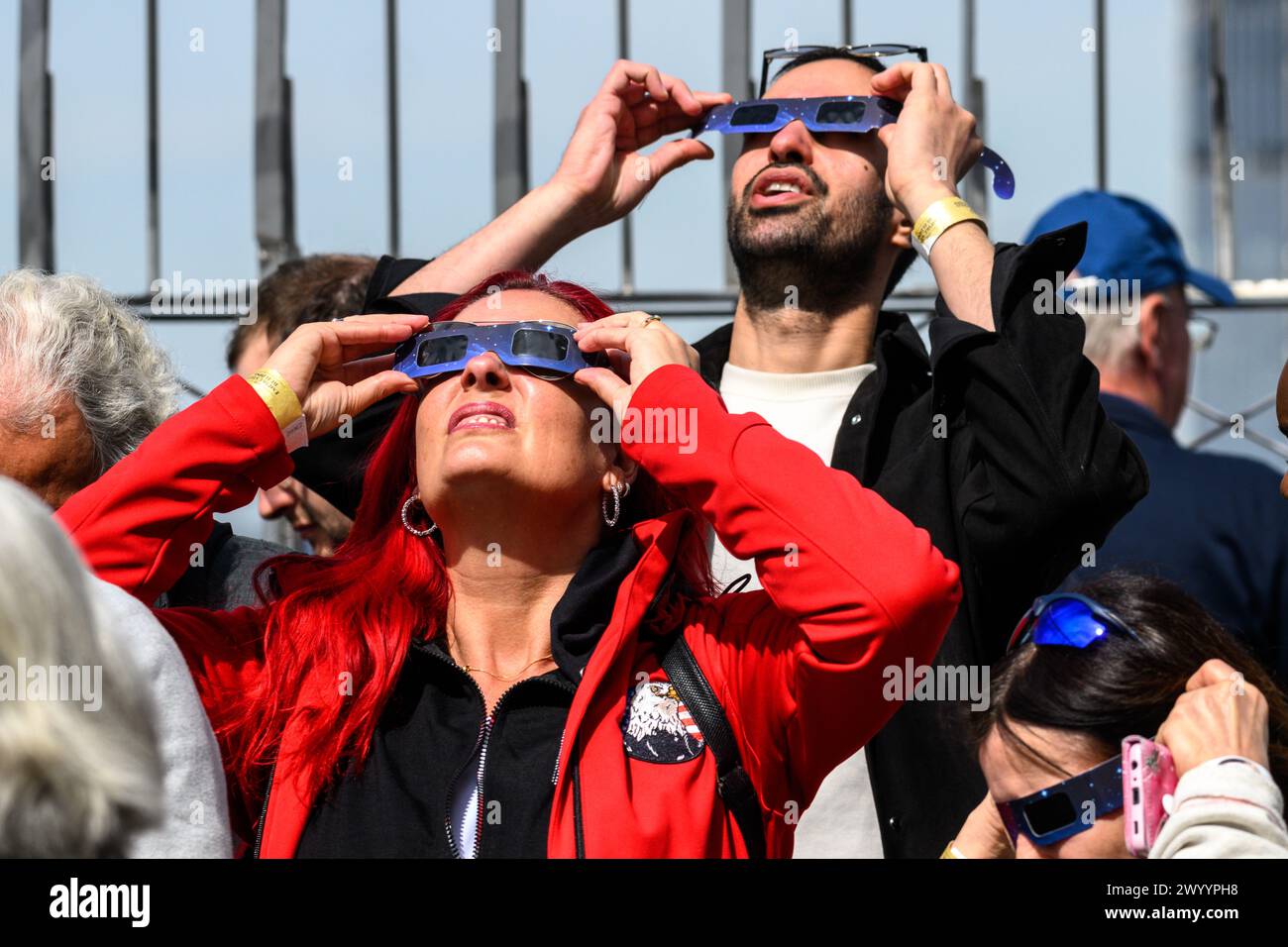 New York, USA. April 2024. Die Menschen beobachten eine Sonnenfinsternis von der Aussichtsplattform im 86. Stock des Empire State Building. Credit: Alamy Live News/Enrique Shore Credit: Enrique Shore/Alamy Live News Stockfoto