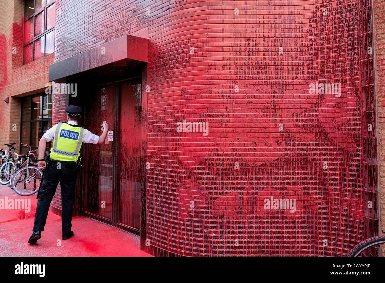 London, UK, 8. April 2024. Aktivisten von Youth Demand sagen, dass die Regierung und die Opposition mitschuldig sind, palästinensische Todesopfer zu verursachen, und fordern ein israelisches Waffenembargo, da Demonstranten das Hauptquartier der Labour Party mit roter Farbe angreifen. Die Klimaschutzgruppe und die pro-palästinensische Gruppe fordern außerdem, dass neue Projekte für fossile Brennstoffe im Vereinigten Königreich eingestellt werden und keine neuen Lizenzen erteilt werden. Quelle: Eleventh Photography/Alamy Live News Stockfoto