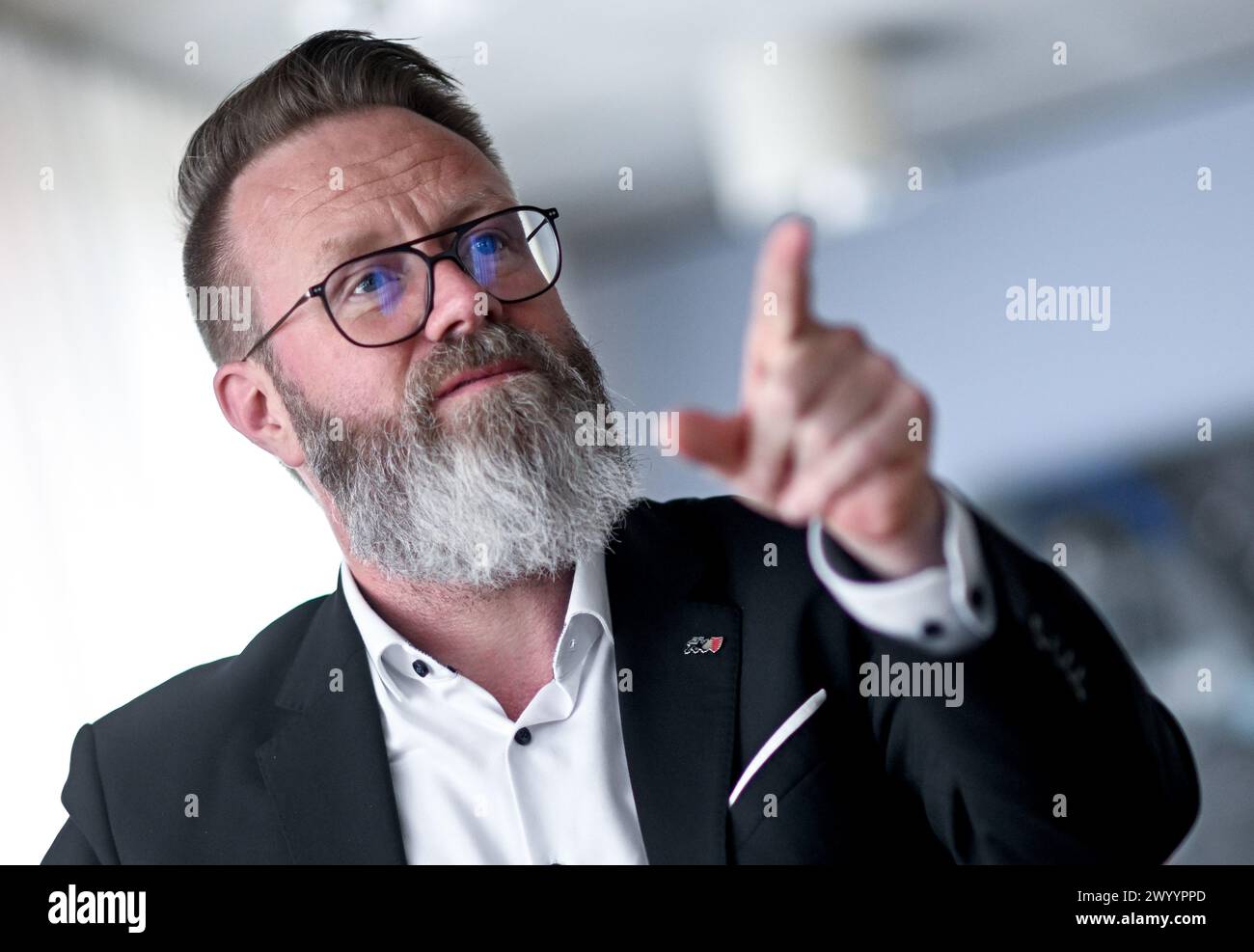 Berlin, Deutschland. April 2024. Claus Ruhe Madsen (CDU), Schleswig-holsteinischer Minister für Wirtschaft, Verkehr, Arbeit, Technologie und Tourismus, spricht in einem Interview mit der dpa. Quelle: Britta Pedersen/dpa/Alamy Live News Stockfoto