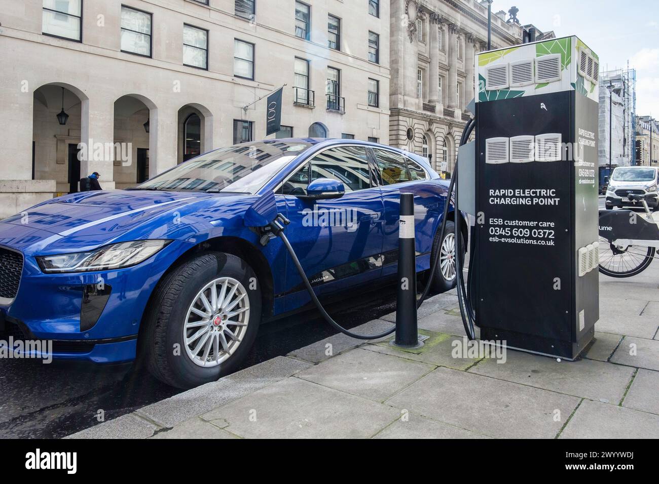 Elektrische Schnellladestelle am Straßenrand im Zentrum von London, Großbritannien Stockfoto