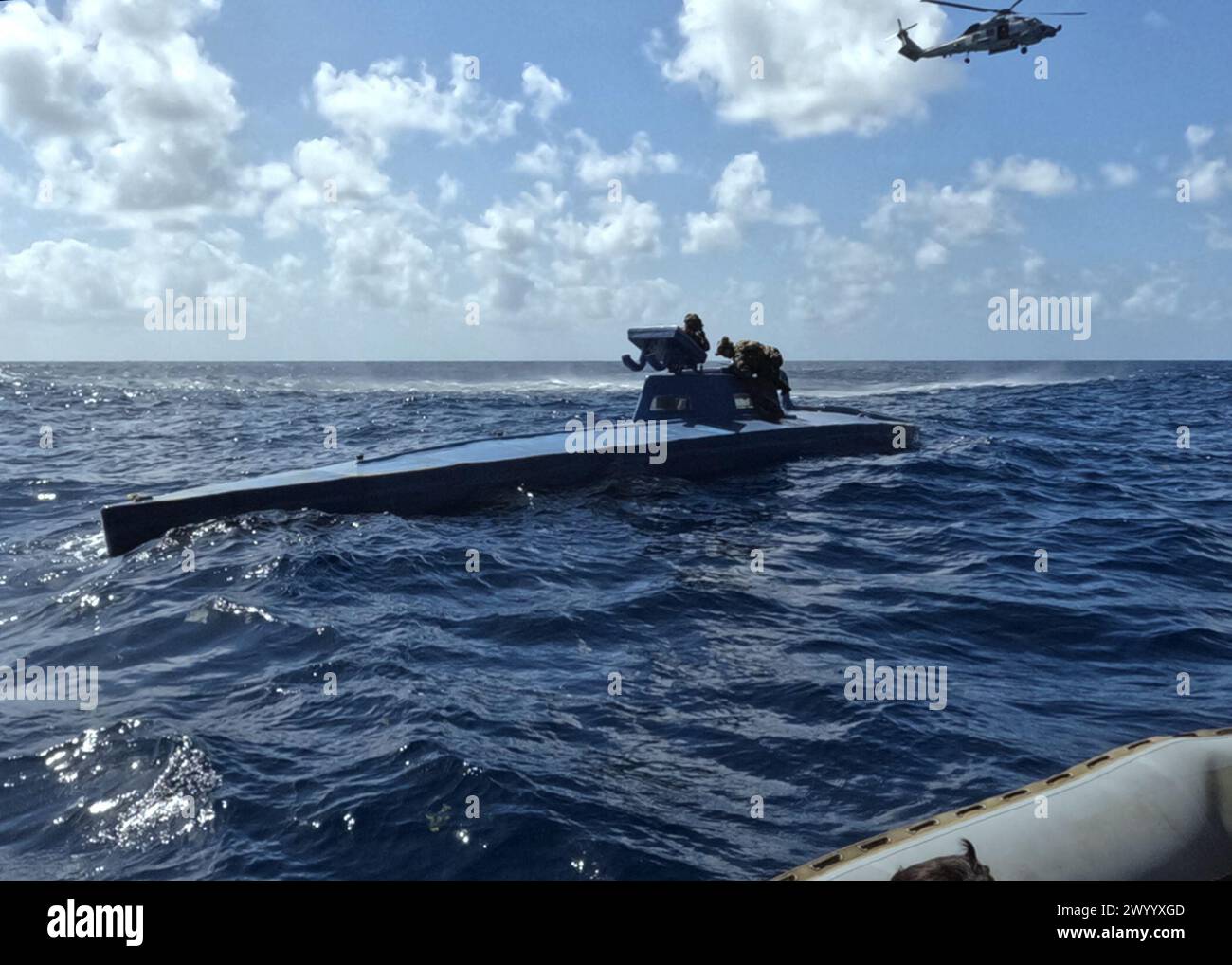 240322-G-N3764-1001 ATLANTISCHER OZEAN (22. März 2024) - der Lenkraketenkreuzer der Ticonderoga-Klasse USS Leyte Gulf (CG 55), der am 22. März 2024 im Atlantischen Ozean an Bord der Strafverfolgungseinheit der US-Küstenwache (LEDET) und der Helicopter Maritime Strike Squadron (HSM) 50 ein selbstfahrendes halbtauchfähiges Drogenschmuggelschiff (SPSS) abfangen soll. Leyte Gulf befindet sich im südlichen Kommandogebiet der U.S. Naval Forces, das von der US Fourth Fleet eingesetzt wird, um gemeinsame und kombinierte Militäroperationen zu unterstützen, einschließlich der Bekämpfung des illegalen Drogenhandels Stockfoto