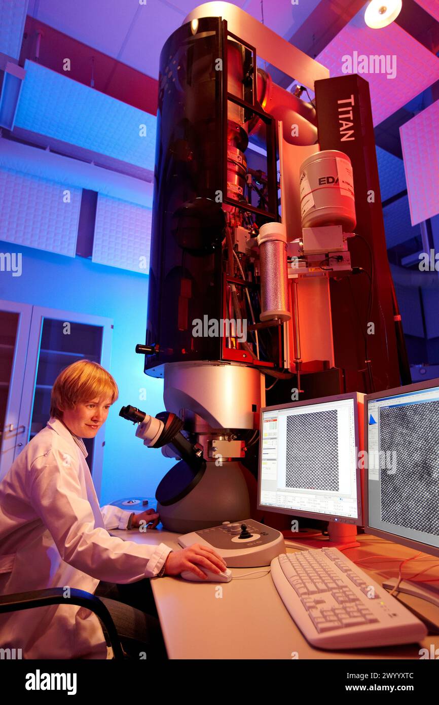 Bildgebung mit Atomauflösung mittels TEM, hochauflösendes Transmissionselektronenmikroskopie-Labor HR-TEM, Materialcharakterisierung auf Nanoskala, Echtzeitbeobachtung von Phänomenen auf Nanoskala, CIC nanoGUNE, Nanoscience Cooperative Research Center, San Sebastian, Donostia, Gipuzkoa, Euskadi, Spanien. Stockfoto