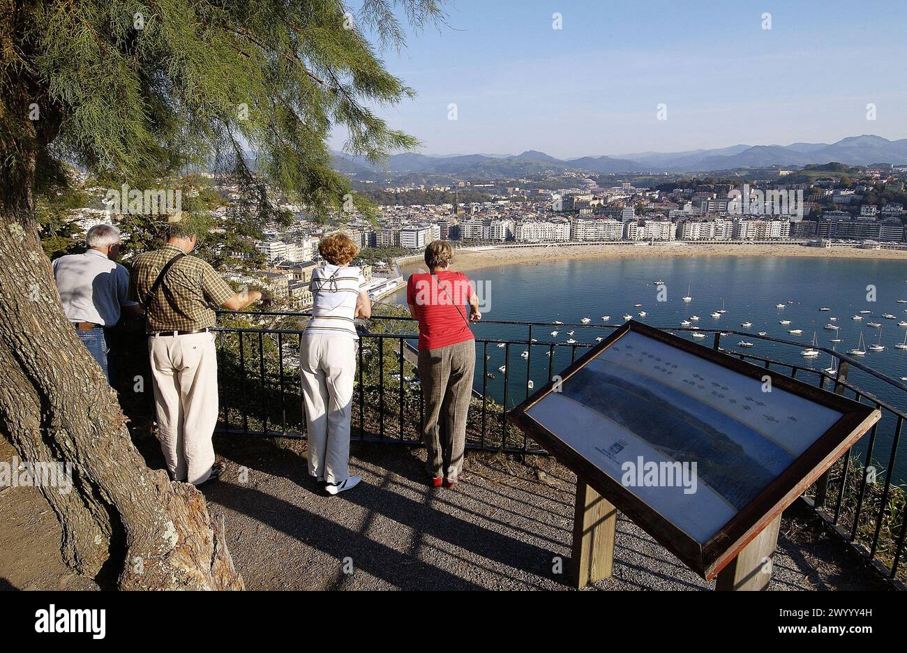 Hafen und Bahía de la Concha. Blick vom Monte Urgull. San Sebastian (Donostia). Guipuzcoa. Baskenland. Spanien. Stockfoto
