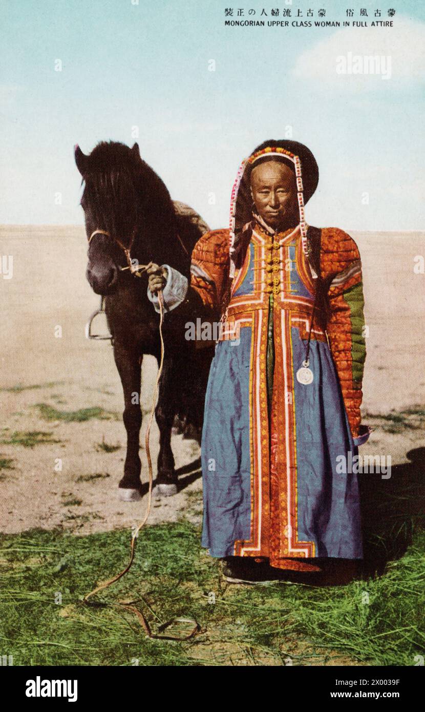 Mongolische (bedruckte Mongorianerin) Frau mit Pferd, Postkarte Anfang der 1900er Jahre. Nicht identifizierter Fotograf Stockfoto