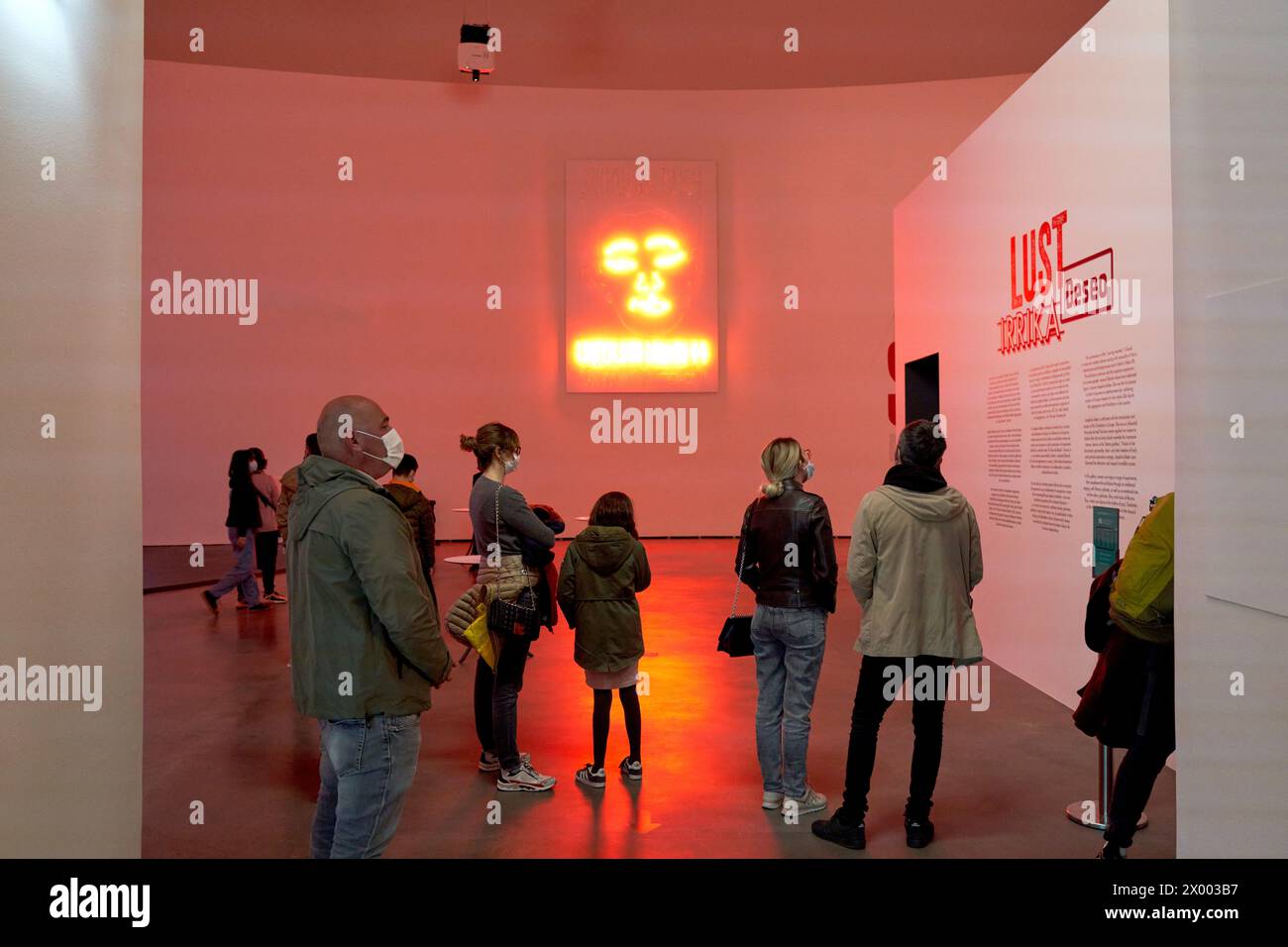 Ausstellung DER BRÜLLENDEN ZWANZIGER, Guggenheim Bilbao Museum, Bilbao, Baskenland, Spanien, Europa. Museo de arte contemporáneo diseñado por el arquitecto Frank O. Gehry localizado en la Villa de Bilbao. Ha Contributido a la regeneración urbanística, económica y Social de la ciudad, siendo el icono más reconocible de Bilbao. El edificio es una gran escultura de titanio, piedra y cristal. Las Galerías, algunas de sorprendentes Configuraciones y otras de formas regulares, se articulan en torno a un espectacular Atrio coronado por un lucernario cenital en forma de flor metálica. está vinculado con Stockfoto