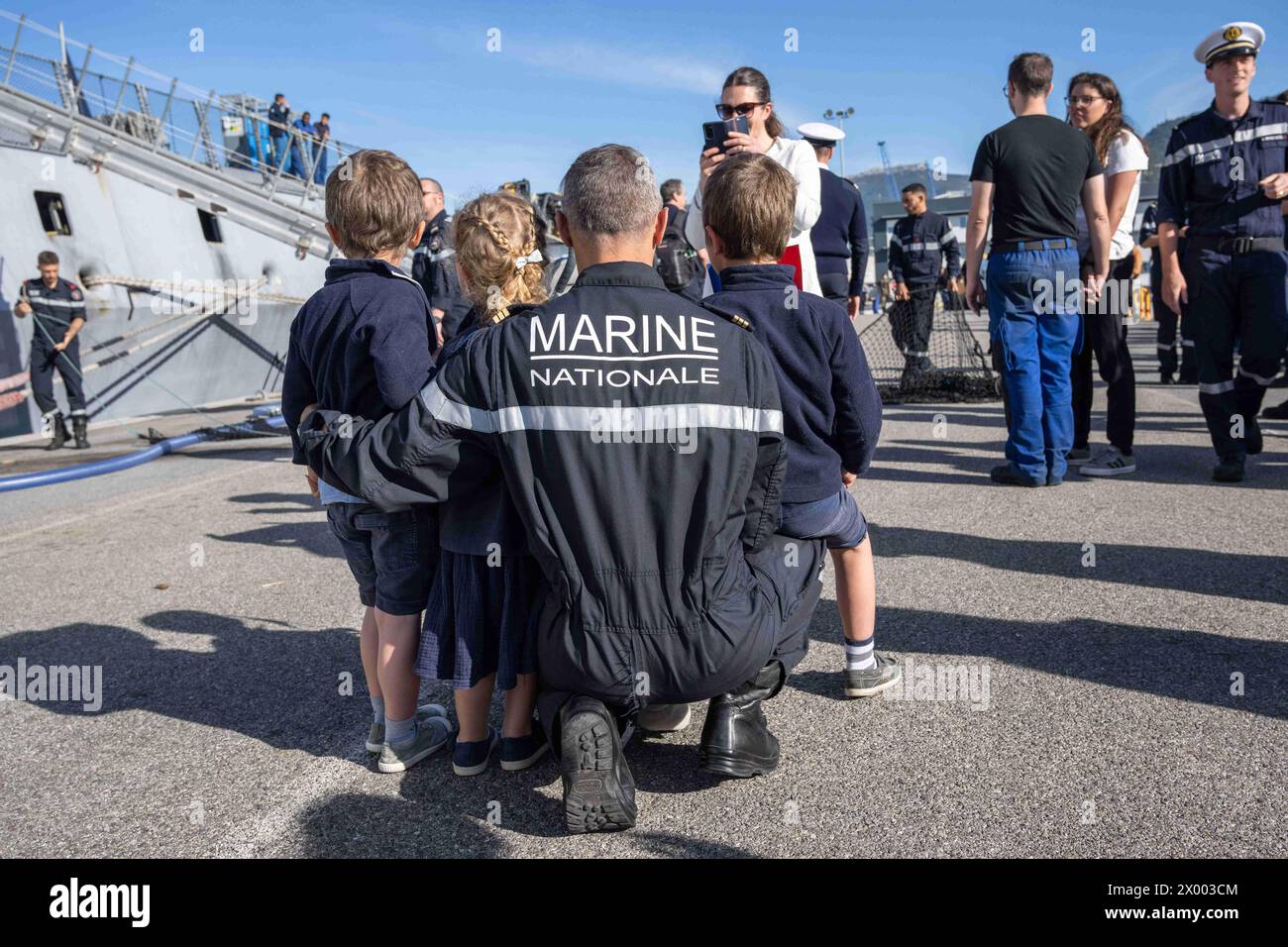 Toulon, Frankreich. April 2024. Familien versammeln sich nach dem Andocken der französischen Multimission-Fregatte mit verstärkten Fähigkeiten (FREMM-da) Elsass in Toulon. Die französische Fregatte Elsass kehrte nach einer dreimonatigen Mission im Roten Meer und im Indischen Ozean in ihren Heimathafen Toulon zurück, um Handelsschiffe gegen Angriffe von Houti-Rebellen zu verteidigen.FREMM-da (Credit Image: © Laurent Coust/SOPA images via ZUMA Press Wire) NUR REDAKTIONELLE VERWENDUNG! Nicht für kommerzielle ZWECKE! Stockfoto