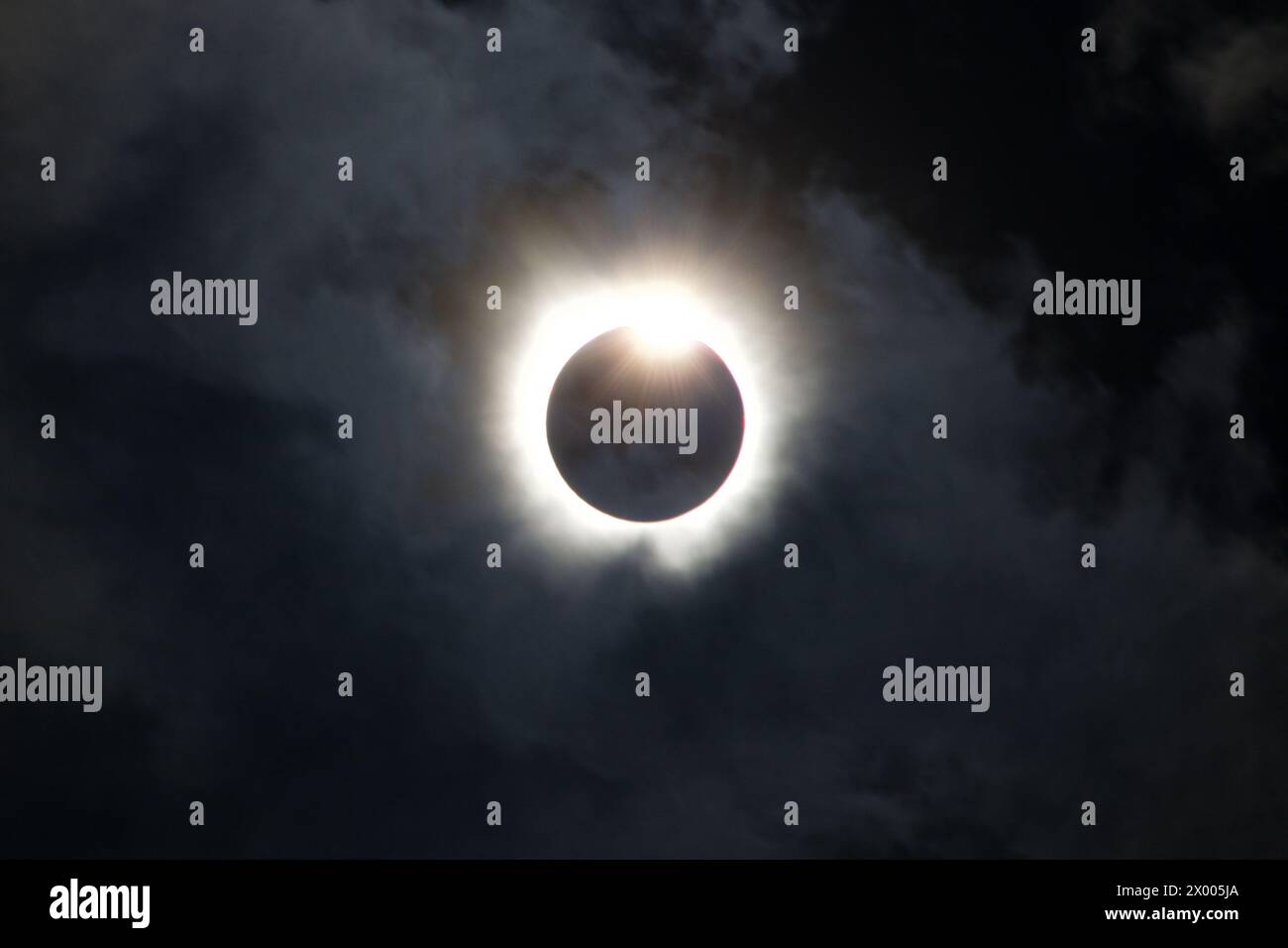 Diamantring um die Sonne während der totalen Sonnenfinsternis am 8. April 2024 in Texas Stockfoto
