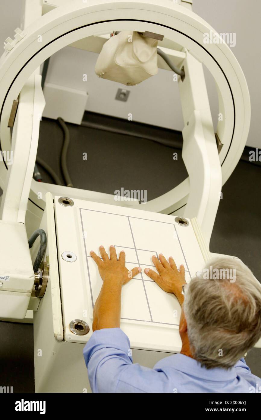 Handszintigraphie, Szintigraphie ist eine Form des diagnostischen Tests, der in der Nuklearmedizin verwendet wird, wobei Radioisotope intern genommen werden und die emittierte Strahlung von externen Detektoren Gammakameras erfasst wird, um zweidimensionale Bilder zu bilden, während SPECT- und Positronen-Emissions-Tomographie PET dreidimensionale Bilder bilden; und sind daher als separate Techniken zur Szintigraphie klassifiziert, obwohl sie auch Gammakameras verwenden, um interne Strahlung zu erkennen, Nuklearmedizin, Onkologikoa Hospital, Oncology Institute, Case Center für Prävention, Diagnose und Behandlung von Krebs, Donostia, San Sebasti Stockfoto