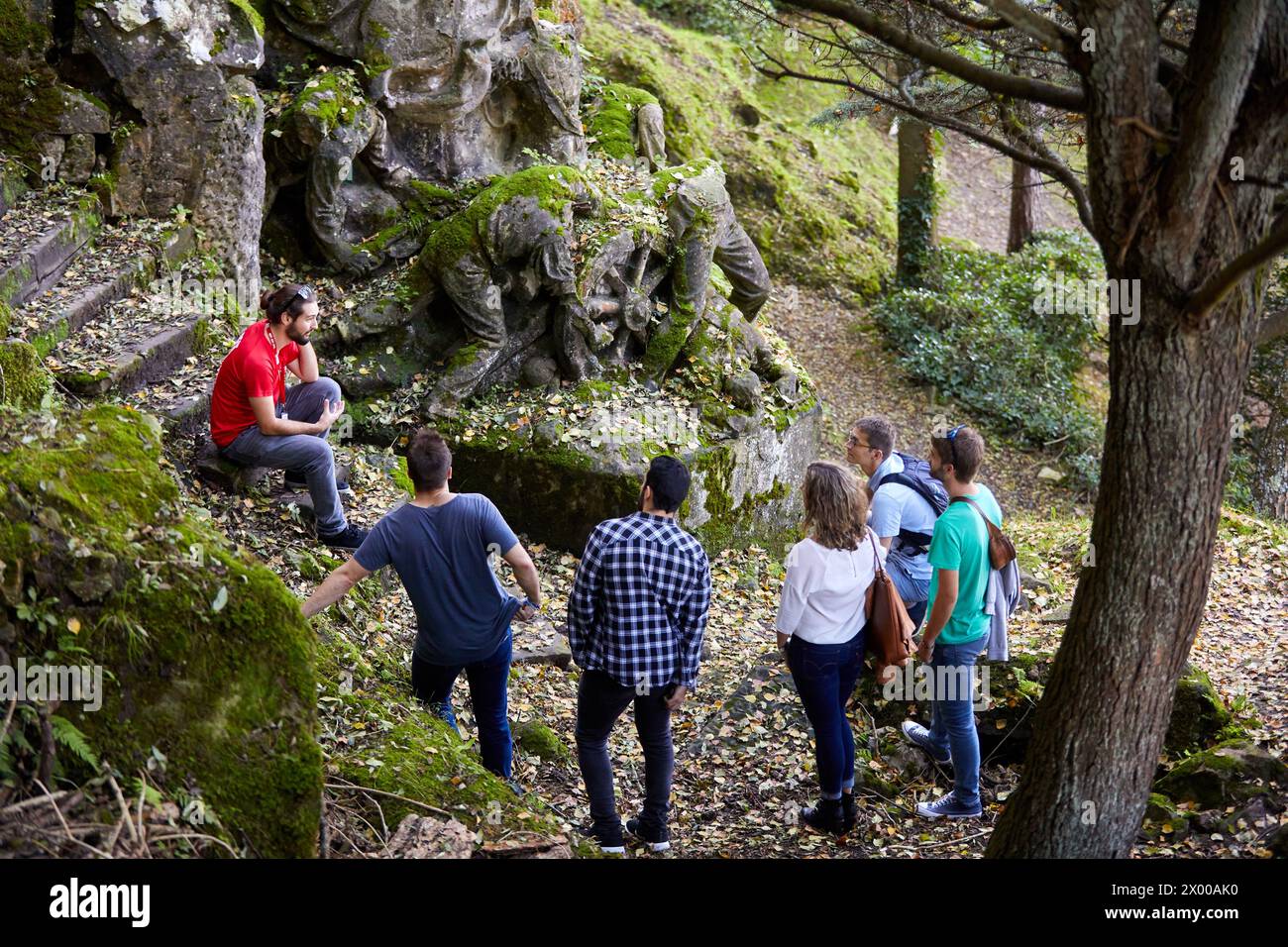 Gruppe von Touristen und Reiseleiter, die eine Tour durch die Stadt machen, klettern Sie zum Mount Urgull, Friedhof der Engländer, Donostia, San Sebastian, Gipuzkoa, Baskenland, Spanien, Europa. Stockfoto