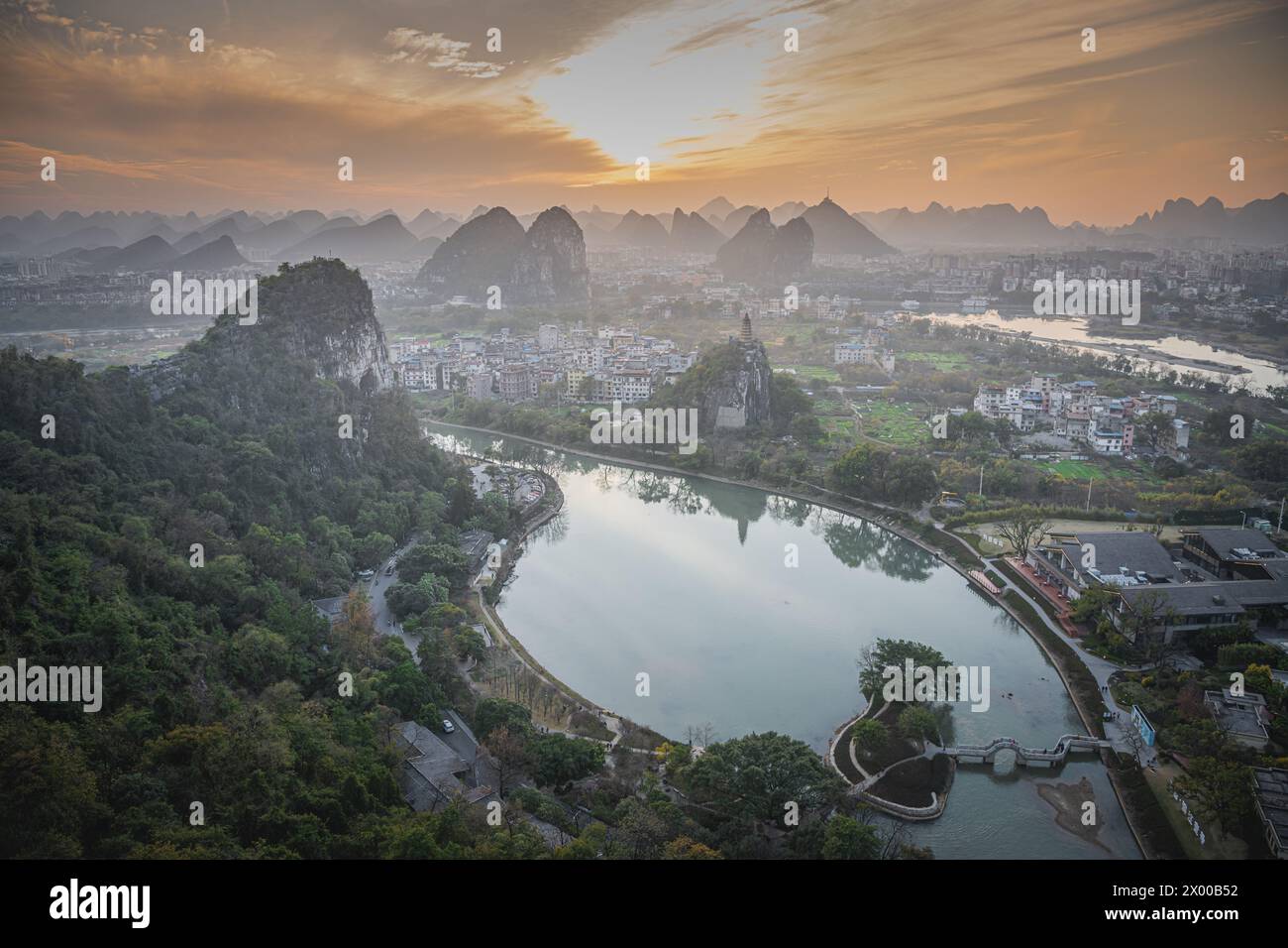 Fernweh. Panoramablick Auf Die Guilin Mountains. Beliebtestes und schönstes Reiseziel in China. Chinesisches UNESCO-Weltnaturerbe in Fog Stockfoto