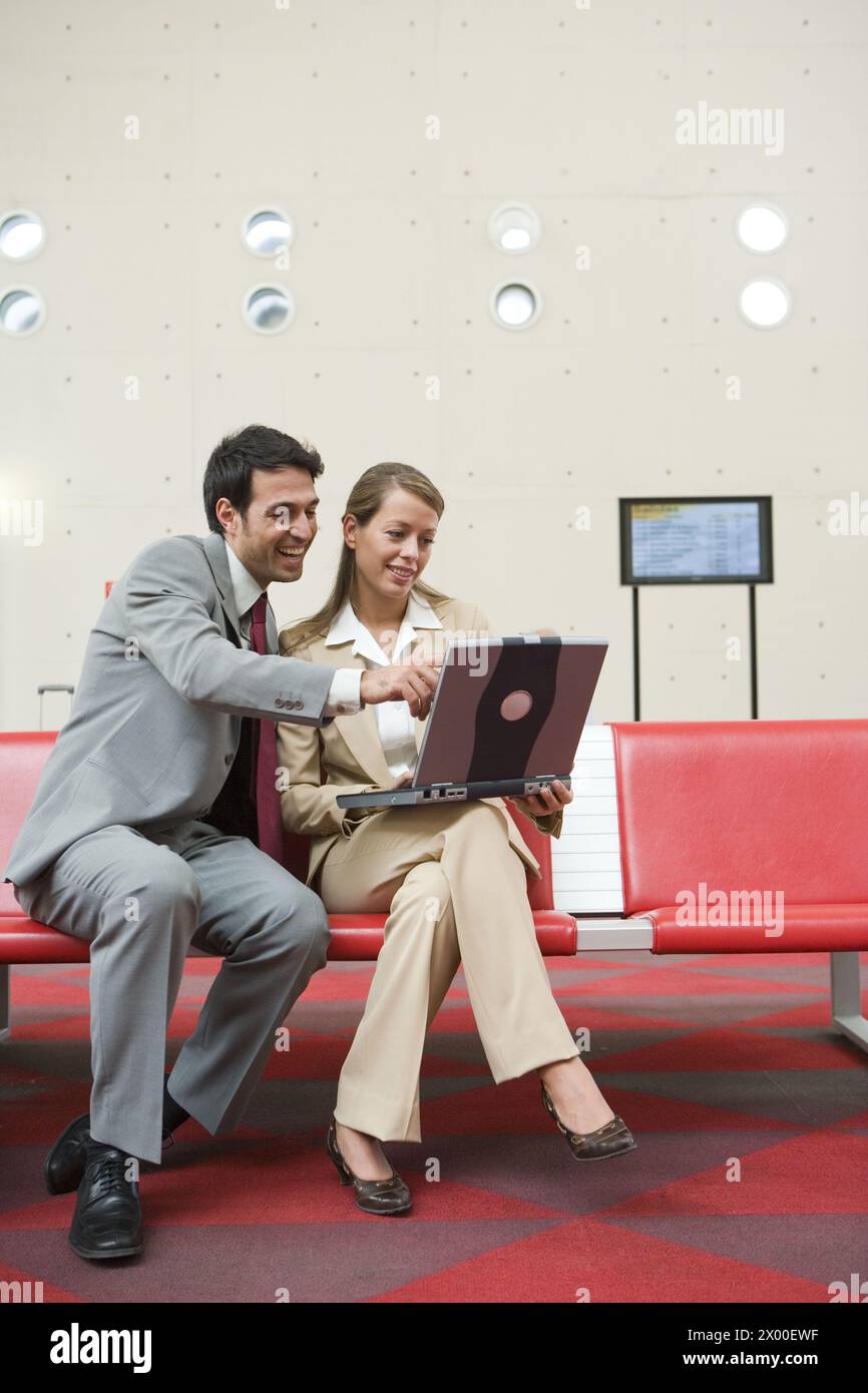 Geschäftsleute. Wartezimmer. Bahnhof Delicias, Zaragoza, Aragón. Spanien. Stockfoto