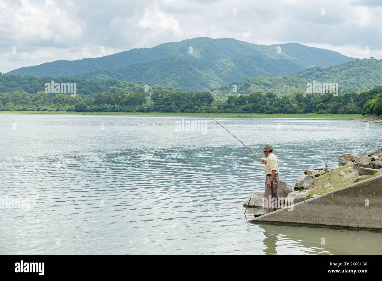 Ältere Männer fischen am Staudamm La Cienaga in der argentinischen Provinz Jujuy. Stockfoto