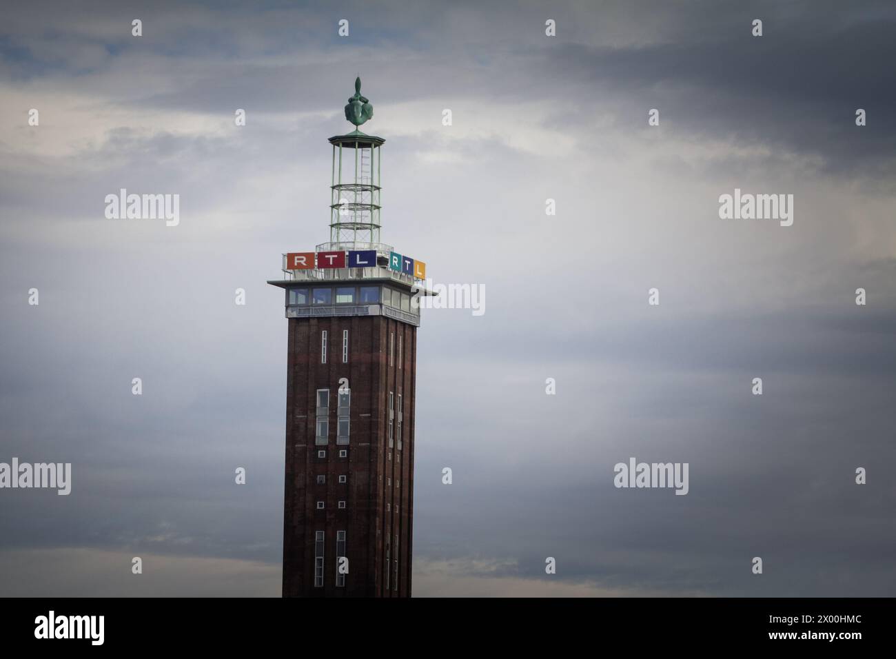 Bild eines Turms der Rheinhalle Kolnmesse mit dem Logo von RTL deutschland, der dort seinen Hauptsitz hat, in Köln. Stockfoto