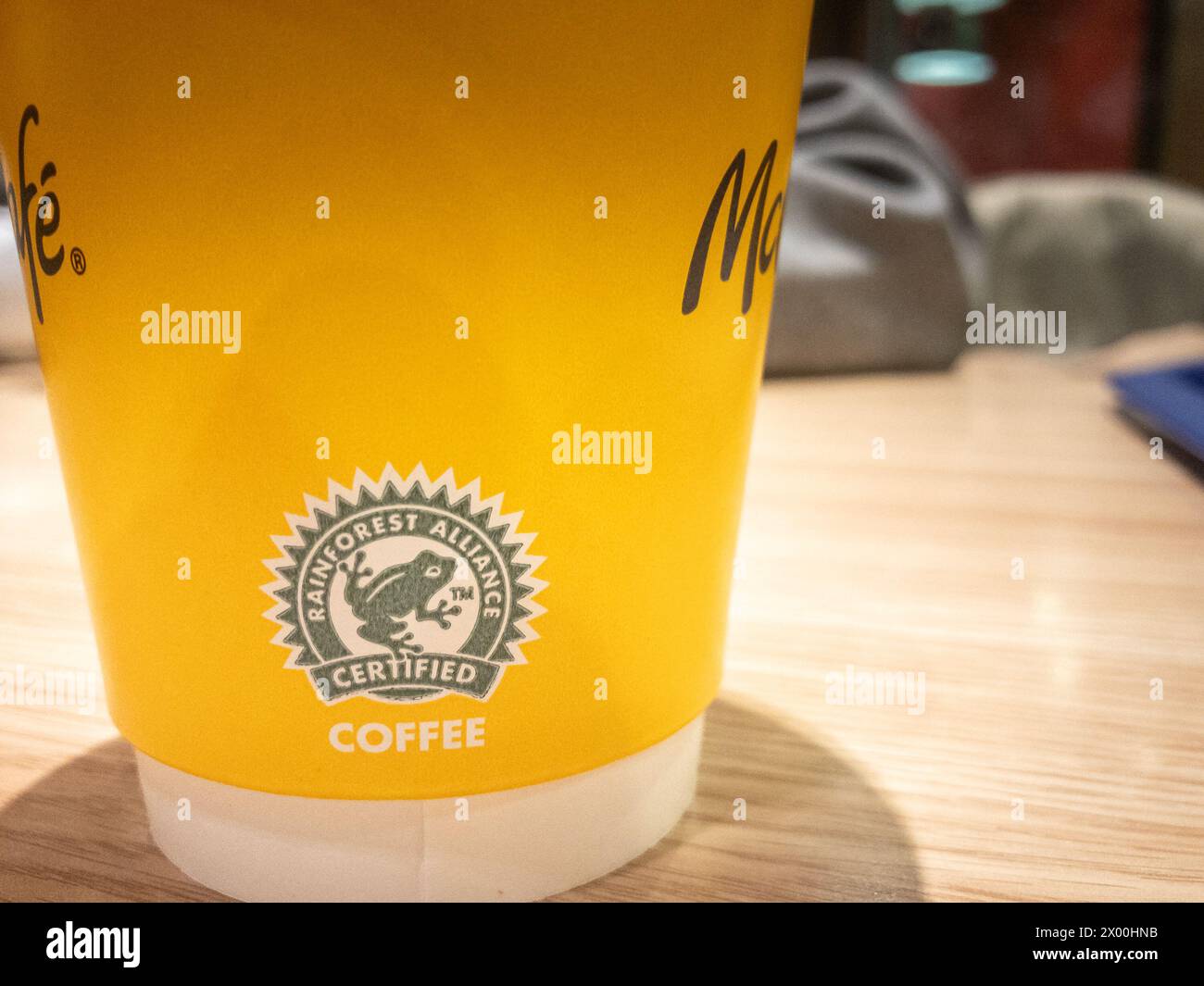 Bild einer Tasse Kaffee mit dem Logo der Rainforest Alliance. Die Rainforest Alliance-Zertifizierung ist eine Unterscheidung für Farmen, Wälder und b Stockfoto