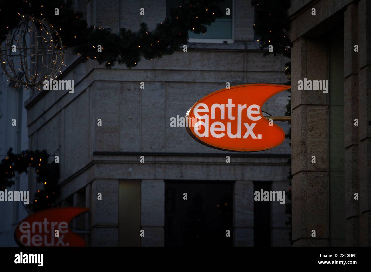 Bild eines Schildes mit dem Logo von Ente deux maastricht. Das Entre Deux ist ein modernes, überdachtes Einkaufszentrum im Herzen von Maastricht, gelegen Stockfoto