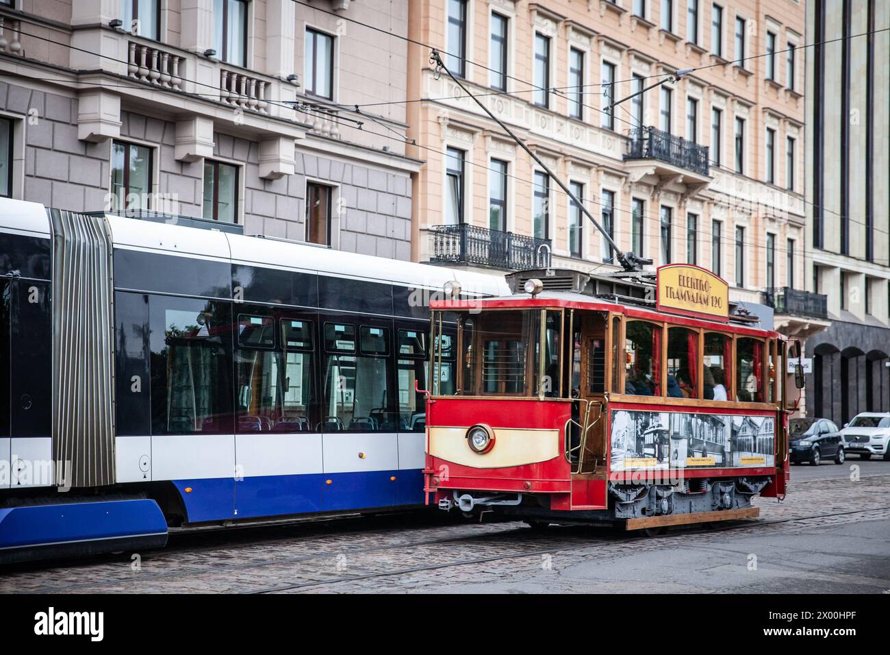 Bild einer historischen alten Straßenbahn, die durch die Straßen von riga fährt, betrieben von Rigas satiksme. Rīgas satiksme ist ein öffentliches Verkehrsunternehmen in kommunalem Besitz Stockfoto