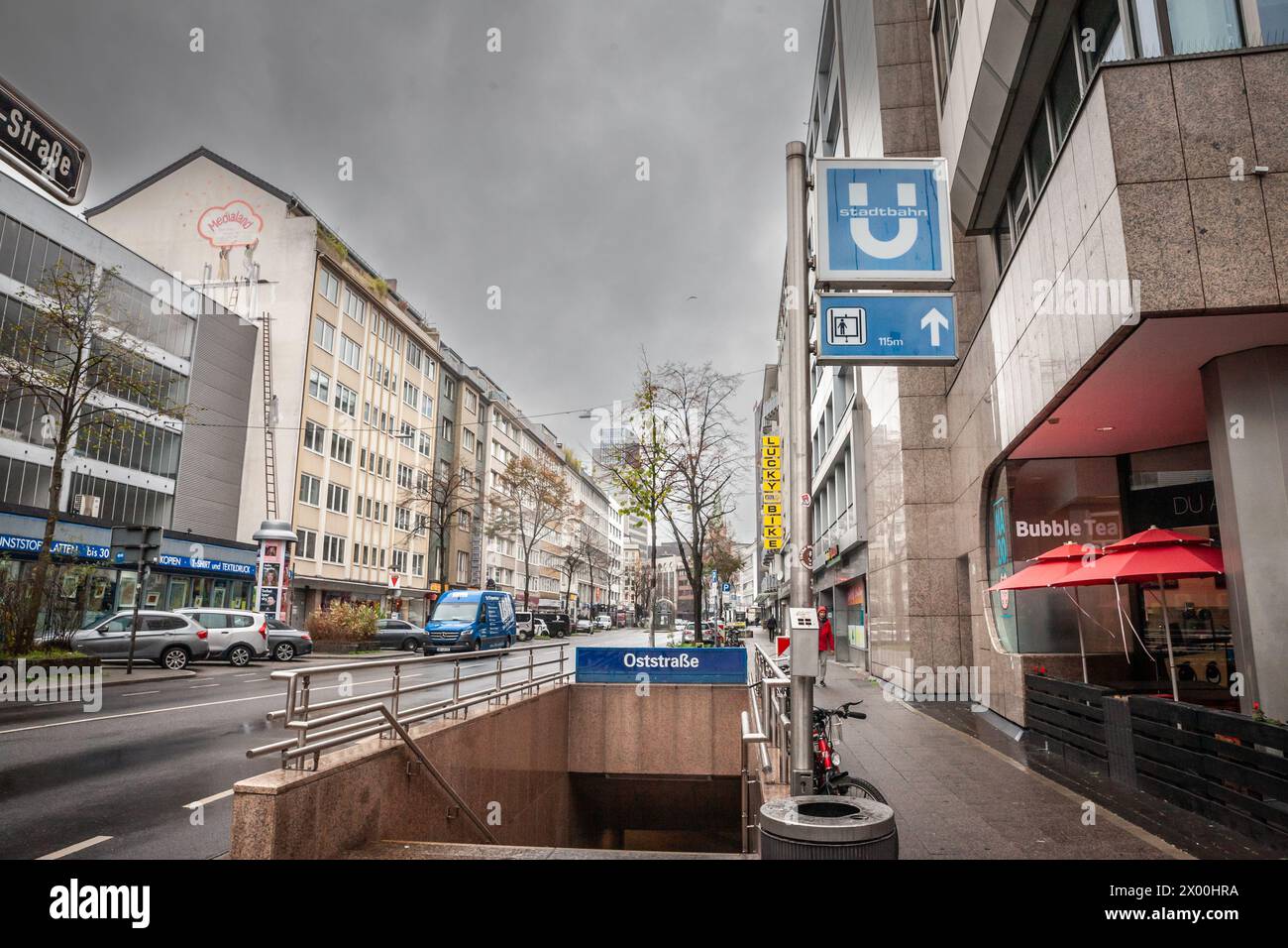 Bild eines Schildes mit Hinweis auf einen Bahnhof des U-Bahn-Systems Düsseldorf, Stadtbahn Düsseldorf. Die Stadtbahn Düsseldorf ist eine Stadtbahn, die D anbindet Stockfoto