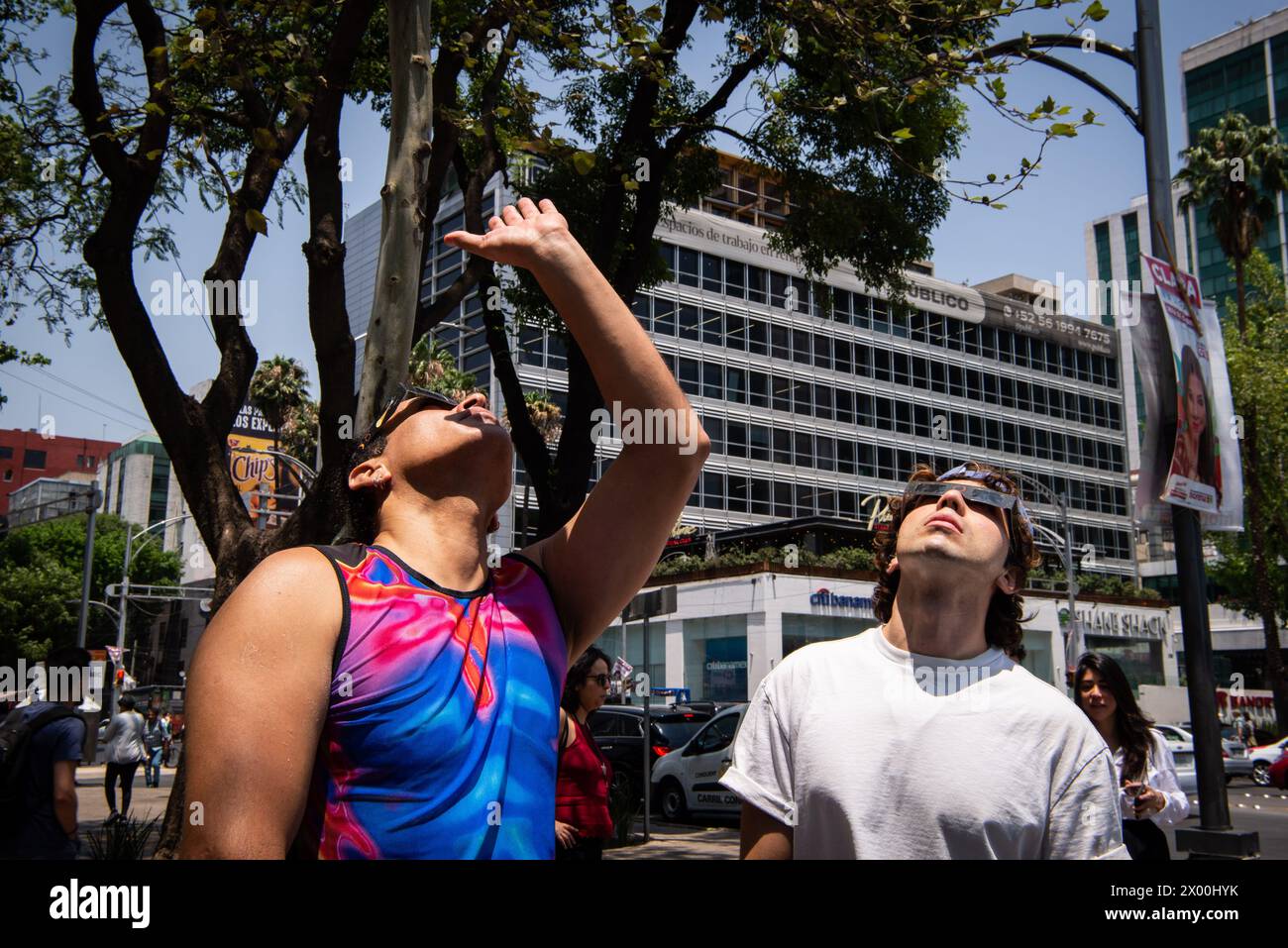 Guatemala-Stadt, Guatemala-Stadt, Guatemala. April 2024. Mexikaner versammeln sich an diesem Tag im El Ãngel de la Independencia am Paseo de la Reforma, um die Sonnenfinsternis zu beobachten, die 75 % erreicht hat (Foto: © Fernando Chuy/ZUMA Press Wire). Nicht für kommerzielle ZWECKE! Stockfoto