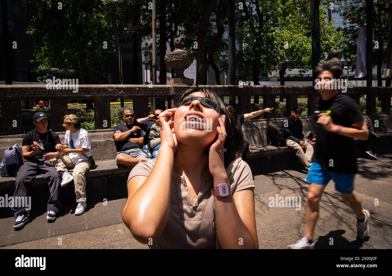 Guatemala-Stadt, Guatemala-Stadt, Guatemala. April 2024. Mexikaner versammeln sich an diesem Tag im El Ãngel de la Independencia am Paseo de la Reforma, um die Sonnenfinsternis zu beobachten, die 75 % erreicht hat (Foto: © Fernando Chuy/ZUMA Press Wire). Nicht für kommerzielle ZWECKE! Stockfoto