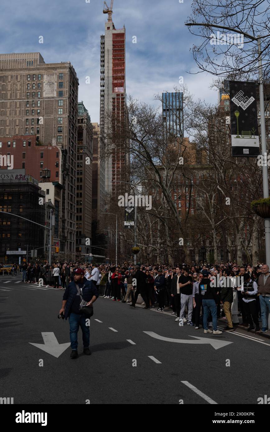 Partielle Sonnenfinsternis von 2024. New York City war nicht auf dem Weg der Totalität, aber es sorgte für viel Aufregung auf den Straßen. Stockfoto