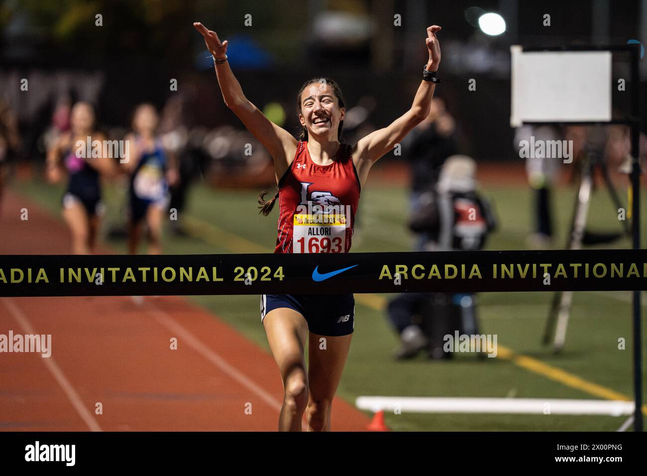 Isabel Allori von Liberty Comm gewinnt den 3200-Meter-Einladungslauf in 9:58,08, während des 56. Arcadia Invitational High School Meet am Samstag, A Stockfoto