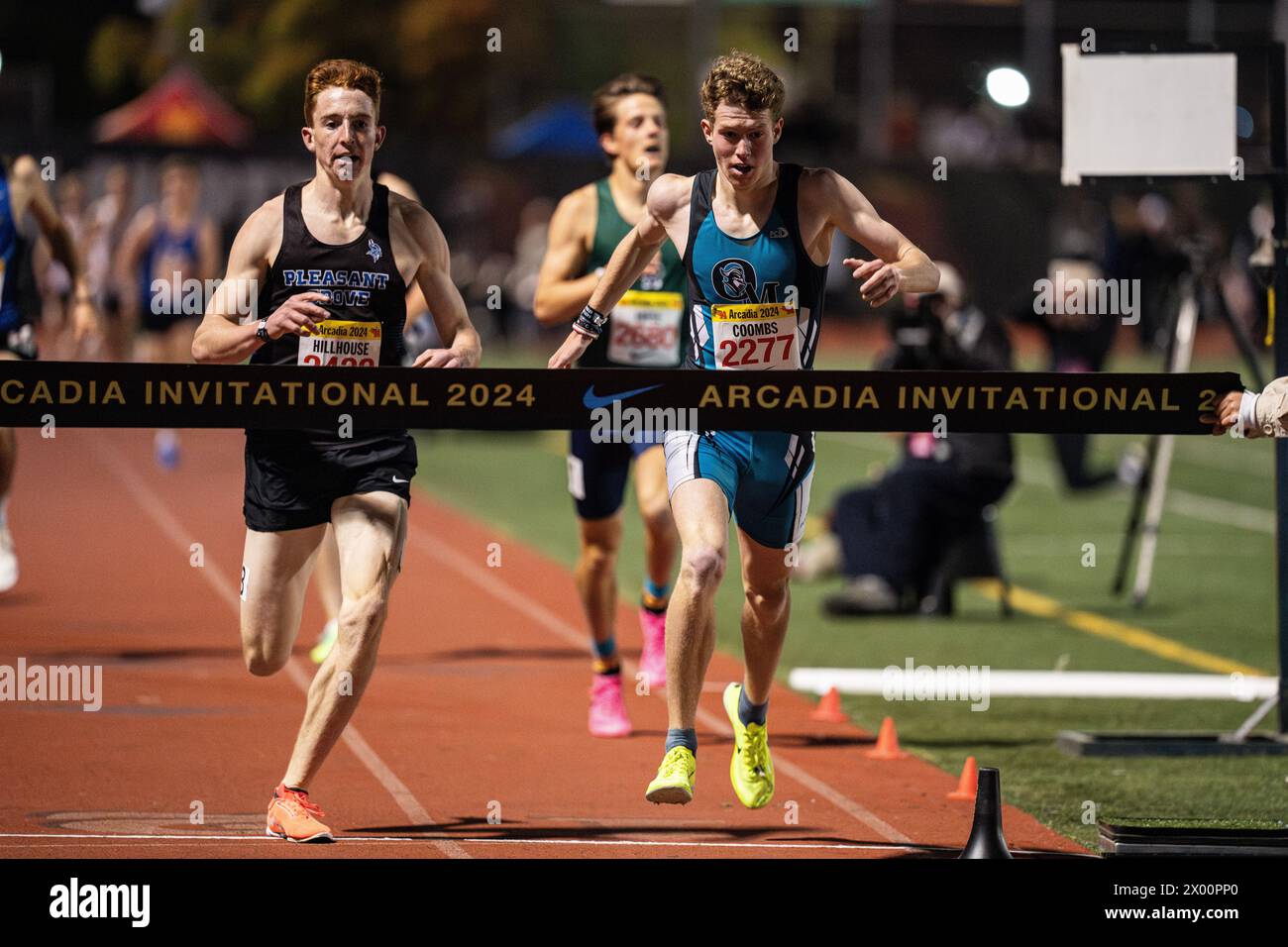 Corbin Coombs von Organ Mounta (rechts) gewinnt den Einladungslauf 1 Meile in 4:07,15 gegen Zach Hillhouse aus Pleasant Grove (links) während der 56. Arca Stockfoto