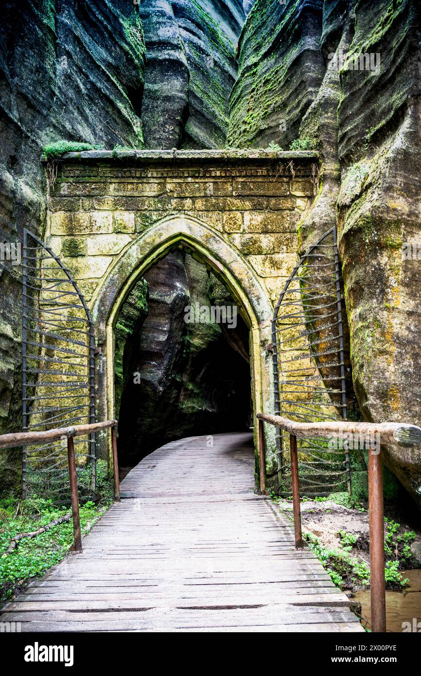 Der Holzweg führt zum Tunnel in der Felsformation Adrspach Teplice Stockfoto