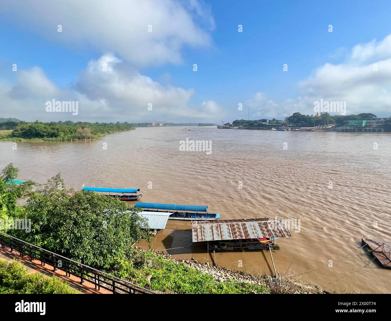 Chiang Saen, Thailand. November 2023. Der Mekong River im Goldenen Dreieck zwischen Laos, Thailand und Myanmar. Nachdem im berühmten laotischen Ferienort Luang Prabang ein Lkw mit 30 Tonnen der gefährlichen Substanz umgekippt wurde, floss ein Teil der ätzenden Flüssigkeit in den Fluss Nam Khan, berichteten thailändische Medien am Dienstag. Dieser mündet in den legendären Mekong, der als Lebensader Südostasiens gilt und einer der längsten Flüsse der Welt ist. Vermerk: Carola Frentzen/dpa/Alamy Live News Stockfoto
