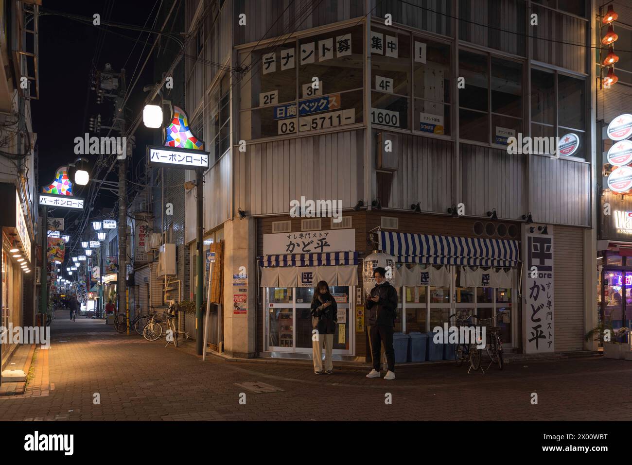 Tokio, Japan. März 2024. Ein Gebäude mit dem Schild "Suche nach Mietern" in den Fenstern. Die alternde Gesellschaft in Japan ist der Grund dafür, dass viele Gewerbeflächen leer bleiben. Ihre Besitzer haben es schwer, Mieter zu finden. Quelle: SOPA Images Limited/Alamy Live News Stockfoto