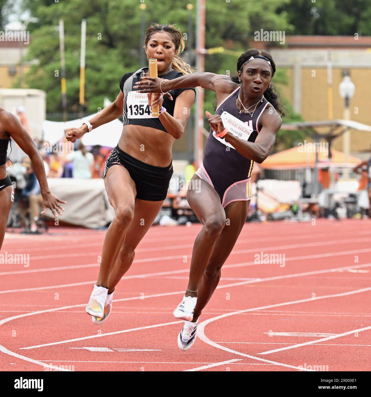 Tamara Clark übergibt Gabby Thomas in der Einladungs-Frauen-4 x 100 m Staffel während der Clyde Littlefield Texas Relays im Mike A. Myers Stadium am Samstag, den 30. März 2024, in Austin. Texas. (Bert Richardson/Bild des Sports) Stockfoto